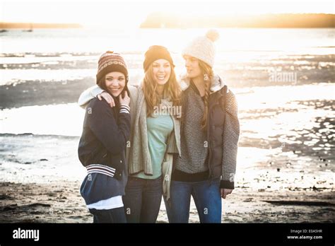 Jeune Femme Blonde Debout Sur La Plage Banque De Photographies Et Dimages Haute R Solution