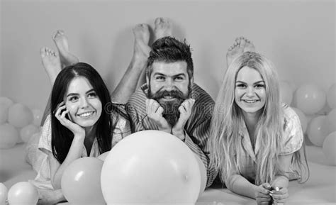 La Blonde Et La Brune Sur Les Visages De Sourire Ont L Amusement Avec Le Macho Barbu Concept De