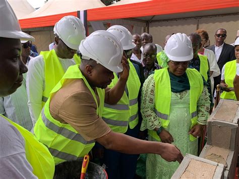 La Fondation Orange Guinée Pose La 1ère Pierre Dun Centre De Dialyse à