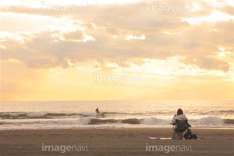 【湘南、辻堂海岸の夕暮れとサーファーを眺める女性】の画像素材70165549 写真素材ならイメージナビ