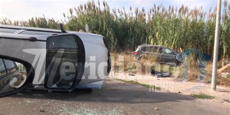 Spaventoso Incidente In Via Domitiana Auto Si Ribalta Il Meridiano News