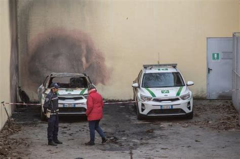 Caso Cospito A Milano Molotov Contro Due Auto Della Polizia Locale