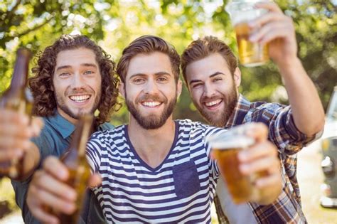 Hipster Amigos Tomando Una Cerveza Juntos Foto Premium