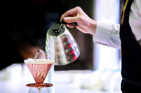 Barista Est Haciendo Caf Caf Preparando Con Chemex Chemex Dripping