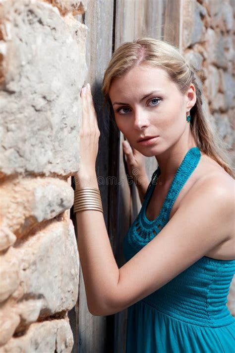 Romantische Jonge Blonde Vrouw Op De Rug Van De Steenmuur Stock Foto Image Of Kleding