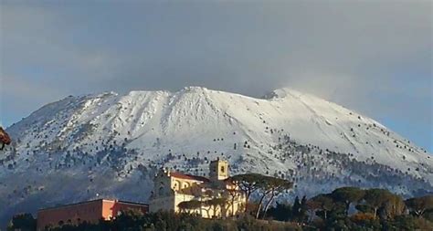 Maltempo Neve Sul Vesuvio Gelo In Tutta La Campania Il Quotidiano