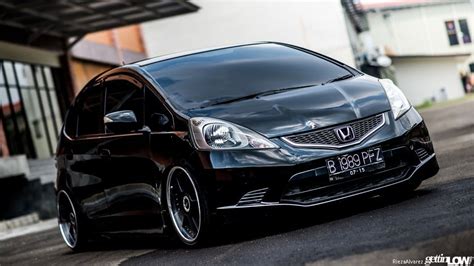 Modifikasi Honda Jazz hitam legam bergaya stance milik Alfredo ...