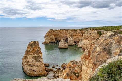 Oscile Los Arcos En La Playa De Marinha En Algarve Portugal Imagen De