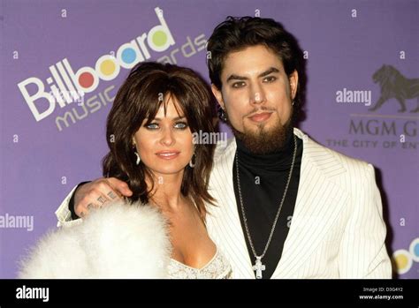 (dpa) - Musician Dave Navarro and his wife, US actress Carmen Electra