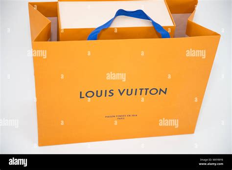Mens louis vuitton wallet -Fotos und -Bildmaterial in hoher Auflösung ...