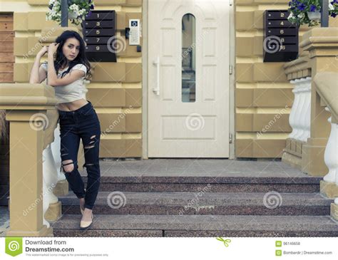 Junger Brunette Mit Dem Gelockten Haar Stockfoto Bild Von Draussen Gesicht