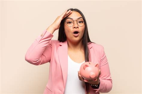 Joven Latina Feliz Asombrada Y Sorprendida Sonriendo Y D Ndose Cuenta De Buenas E Incre Bles