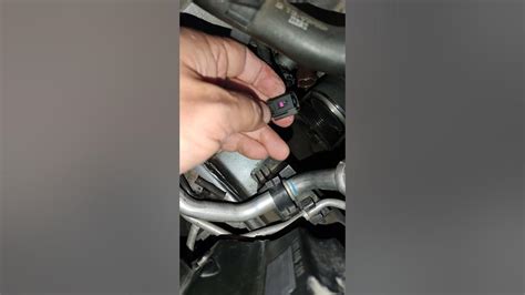 Как снять фишку с датчика высокого давления масла 1.8 TSI GEN3 - YouTube