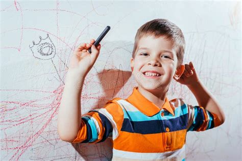 L Enfant Dessine Sur Le Mur Avec Un Crayon Le Gar On Est Engag Dans