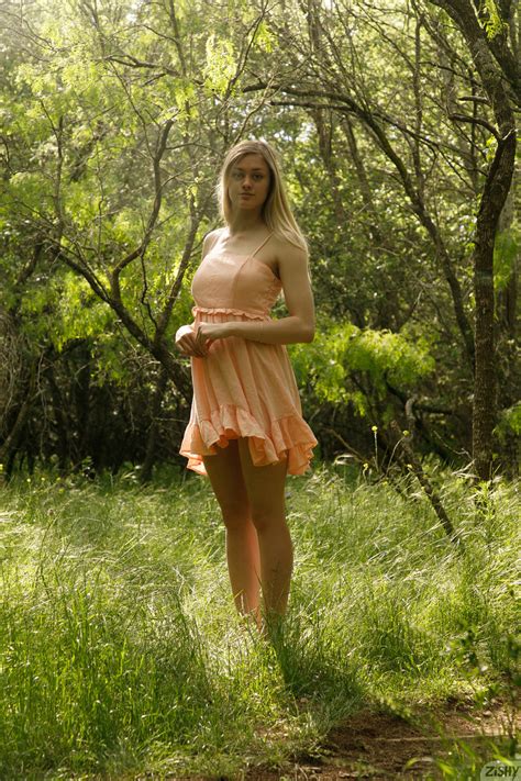 Lovely Amateur Babe Amber Moore Strips In Nature And Poses Butt Naked CoedCherry