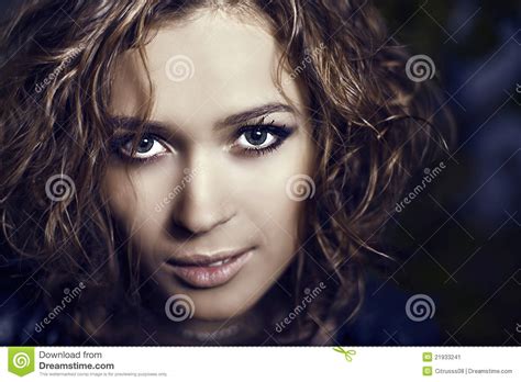 Portret Van Jong Mooi Krullend Meisje Stock Afbeelding Image Of Brunette Bruin 21933241