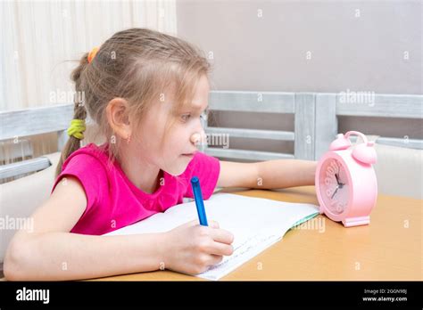 Petite Fille Avec Un Livre Dessin Banque De Photographies Et Dimages