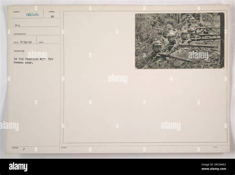 Los soldados del ejército alemán se cubren en las trincheras durante la