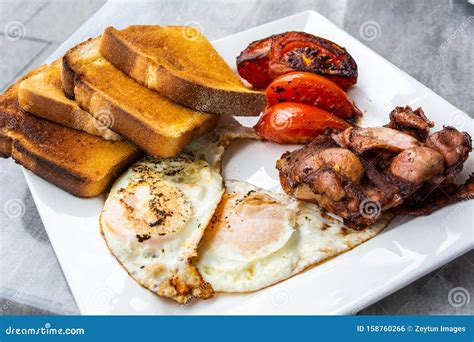 Desayuno Australiano Con Huevos Fritos Bacon Tomates Y Tostadas Foto