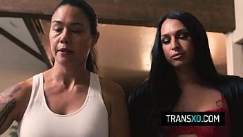 Lonely Tranny Wife Pays Her Hot Lesbian Plumber With Sex XNXX