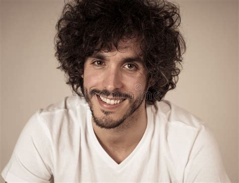 Retrato De La Moda De La Presentaci N Latina Atractiva Del Modelo Del Hombre Joven Feliz Y