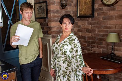 Femme Mature Su Ant La Bite De Son Mari Pendant Ses R Gles Photos De Filles Porno