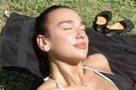 Dua Lipa Viser Sin Fejlfri Krop I En Lille Bikini Under Ferie I Texas