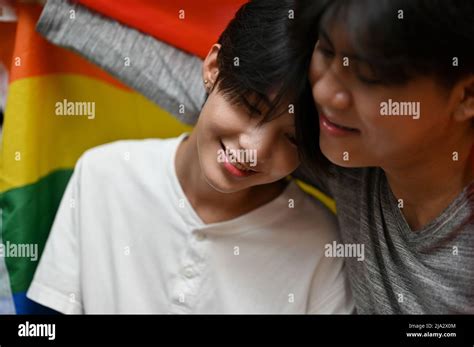 Homme gay jeune Banque de photographies et dimages à haute résolution Alamy