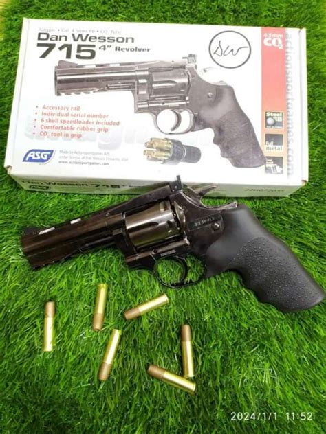 Dan Wesson 715 4 Inch Co2 Revolver Silver Pellets Version