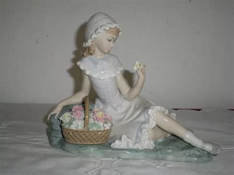 Figura Niña Con Flores De Porcelana Lladró Española Detalle en venta en