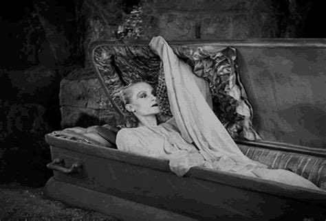 Wake Up Dracula GIF - Wake Up Dracula Coffin - GIF များ ရှာဖွေရန်နှင့ ...