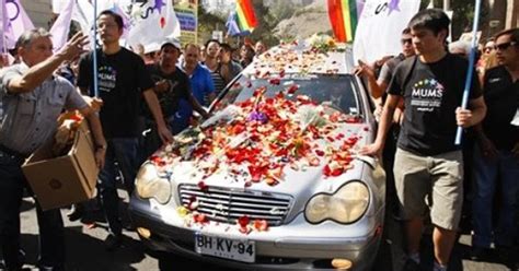 Multitudinario adiós al joven gay asesinado en Chile Infobae