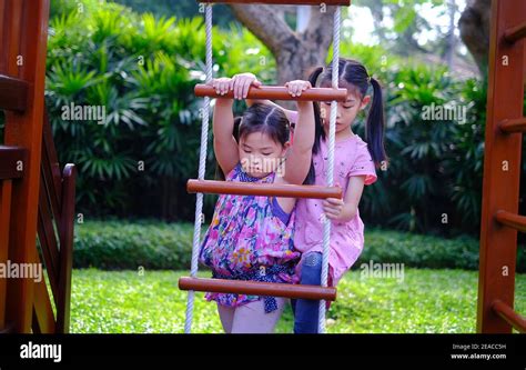 Kindheit halten -Fotos und -Bildmaterial in hoher Auflösung – Alamy