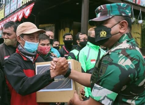 Ringankan Beban Masyarakat Kapolres Batu Bersama Dandim Salurkan