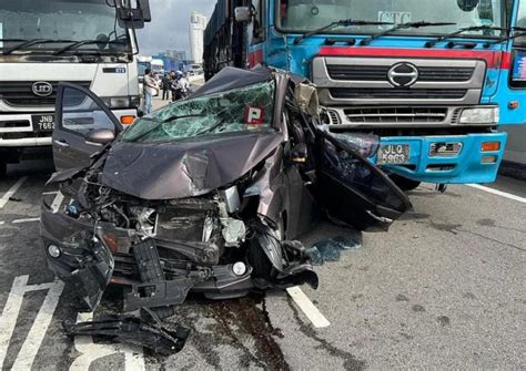 multi vehicle accident  causeway  delay  traffic  johor