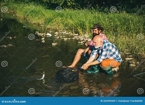 Dois Homens Amigos Pescadores Pescando No Rio Velho Pai E Filho