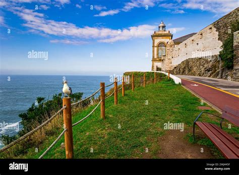 Beautiful House Hill Road Hi Res Stock Photography And Images Alamy