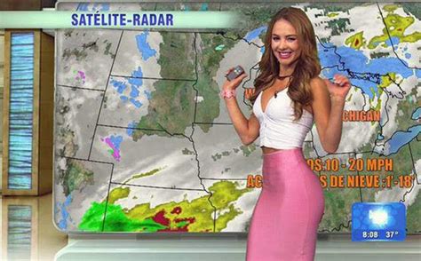 Lạ đời phong cách thời trang của MC nữ càng cắt xẻ hở hang nude hay thả rông càng tốt