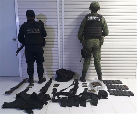 Aseguran armas cargadores y equipo táctico en Michoacán