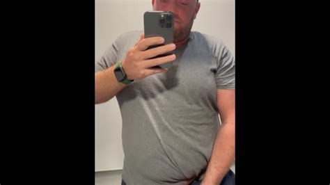 角質のお父さんは彼の巨大なコックでジムで彼の精液を撃ちます Pornhub Gay