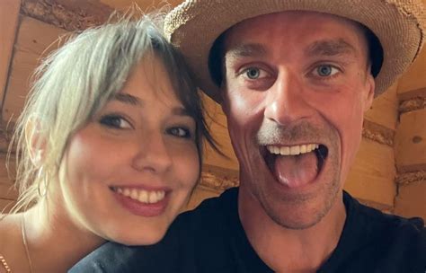 Ukochana Piotra Żyły w bikini zbiera promienie słoneczne Tak delektuje się kawą FOTO RMF FM