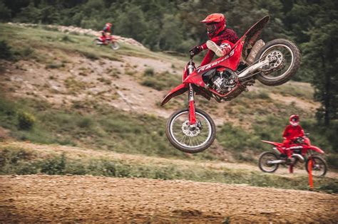 Сравнение шести кроссовых мотоциклов 450 кубов 2024 года