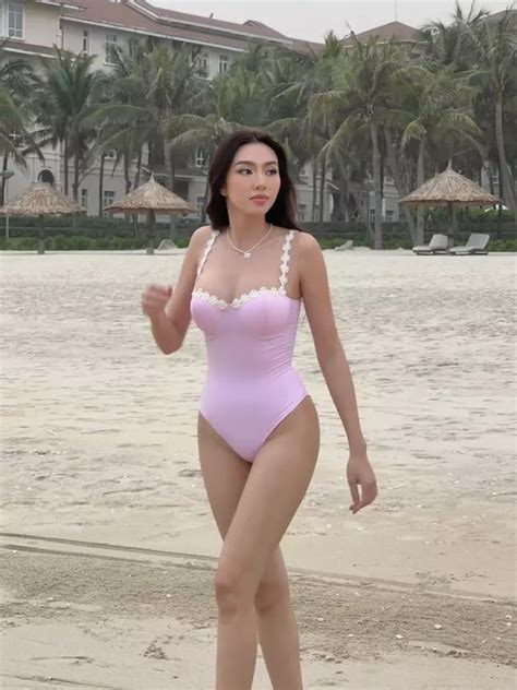 Nóng hơn sa mạc là màn khoe body bỏng mắt của Thùy Tiên Tiểu Vy Lương Thùy Linh với bikini hở
