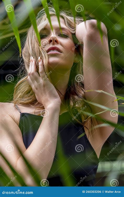 Une Belle Blonde Pose En Plein Air Tout En Profitant Du Temps Du Printemps Photo Stock Image