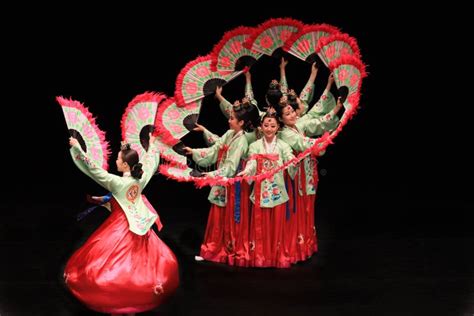 Traditional Korean Fan Dance Editorial Stock Photo - Image of center ...