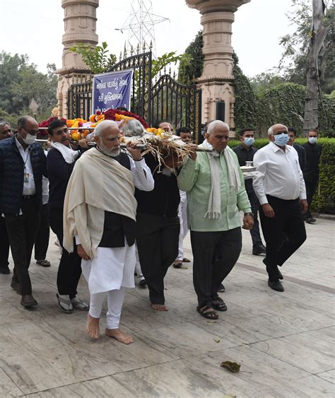 Pm Attends Last Rites Of His Mother Smt Heeraben Modi In Ahmedabad