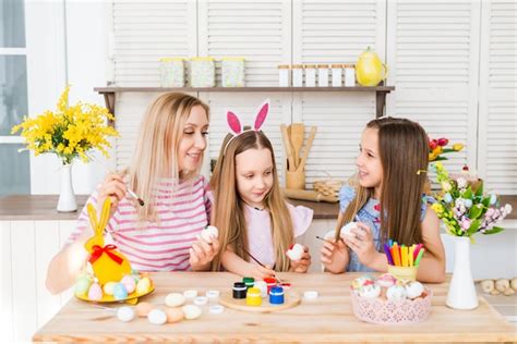 Mam E Hijas Se Est N Preparando Para La Pascua La Familia Pinta