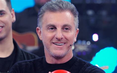 Luciano Huck se emociona surpresa no Domingão Morrendo de