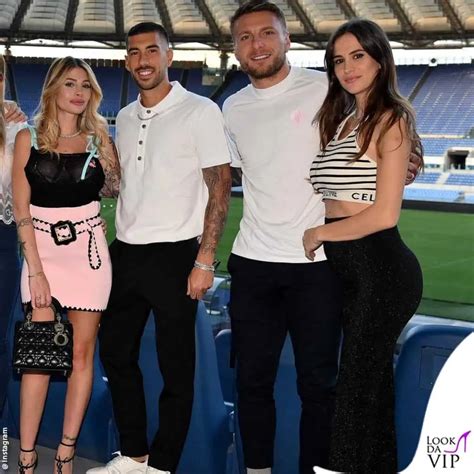 Chiara Nasti E Jessica Melena Passeggiata In Centro Con Incidente Hot