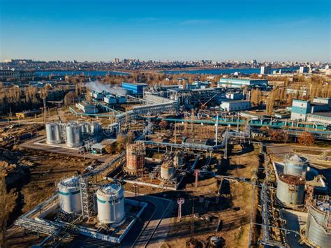 Área Industrial De La Fábrica Química Silueta Del Hombre De Negocios